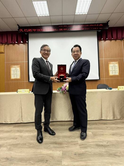 陳白立發行人致贈紀念品