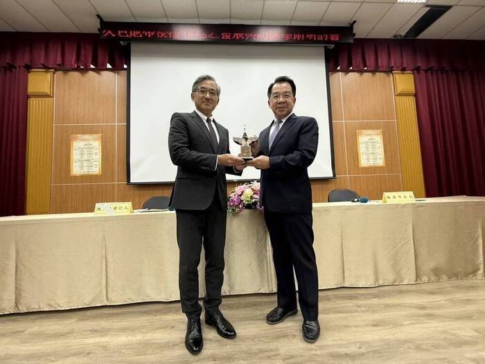 楊源明校長致贈紀念品